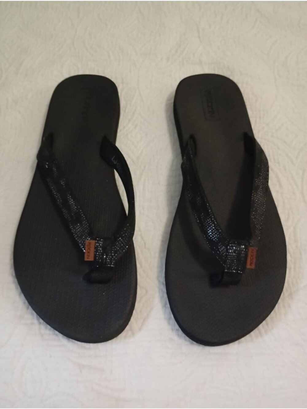 NWT Rockin Black Flip Flops Size 11 With Textured Straps & Comfortable Sole